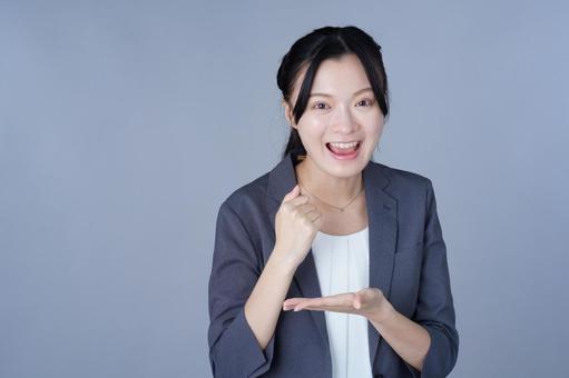 グレーの服の女性がポンとひらめくの写真