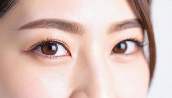 女性の目元 女性の目元の写真