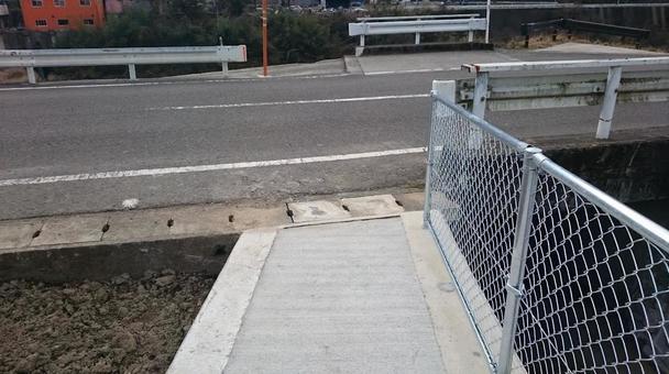道路と歩道の境界部 道路と歩道の境界部 道路,歩道,柵の写真素材