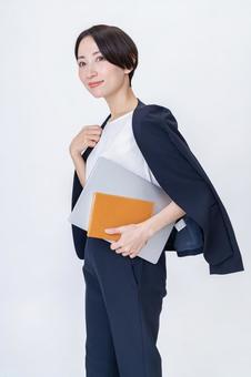 パソコンと手帳を持つ女性 ビジネス,営業,会社員の写真素材