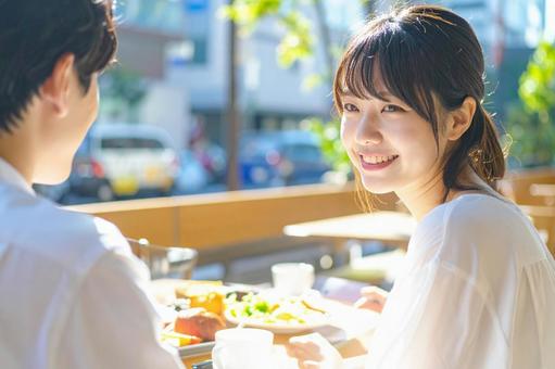カフェでランチを楽しむカップル カフェでランチを楽しむカップルの写真