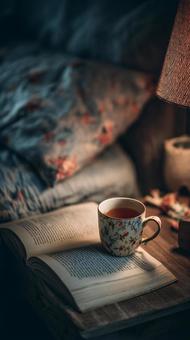 読書と温かい紅茶で過ごす穏やかな夜の写真