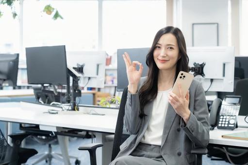 オフィスで仕事をする若いビジネスウーマン オフィスで仕事をする若いビジネスウーマン ビジネス,女性,オフィスの写真素材