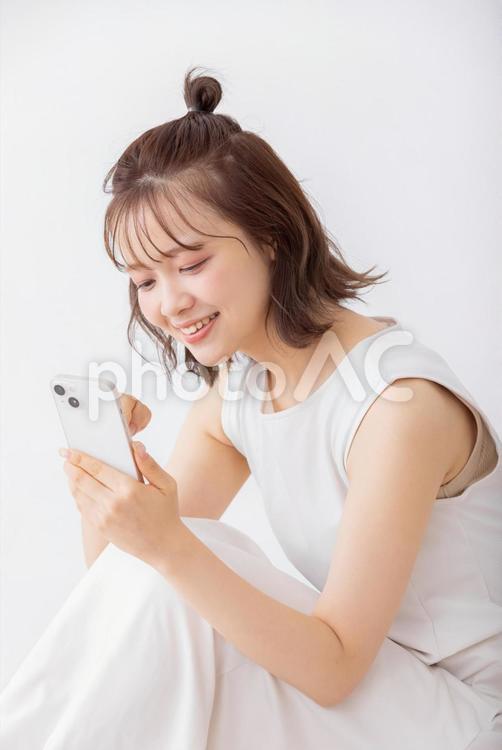 スマートフォンを使うワンピースの女性 女性,人物,スマートフォンの写真素材