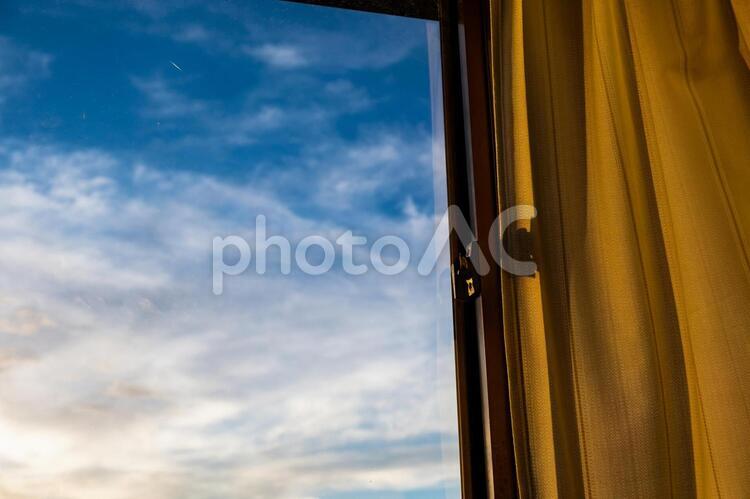 夕方の窓ガラスとカーテン 雲,夕焼け空,夕焼けの写真素材