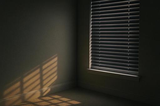 光の筋が差し込む閉じたブラインドの写真