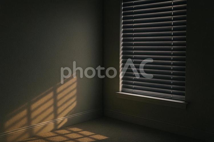 光の筋が差し込む閉じたブラインド ブラインド,光,影の写真素材