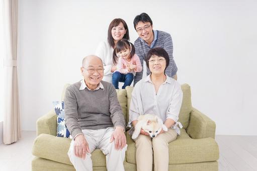 家族集合写真 家族集合写真 二世帯住宅,ソファー,自宅の写真素材