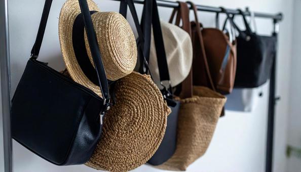 白い壁のファッションアイテムの壁面収納 白い壁のファッションアイテムの壁面収納の写真