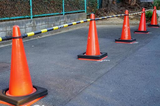 進入禁止の赤い三角コーン パイロン,コーン,三角の写真素材