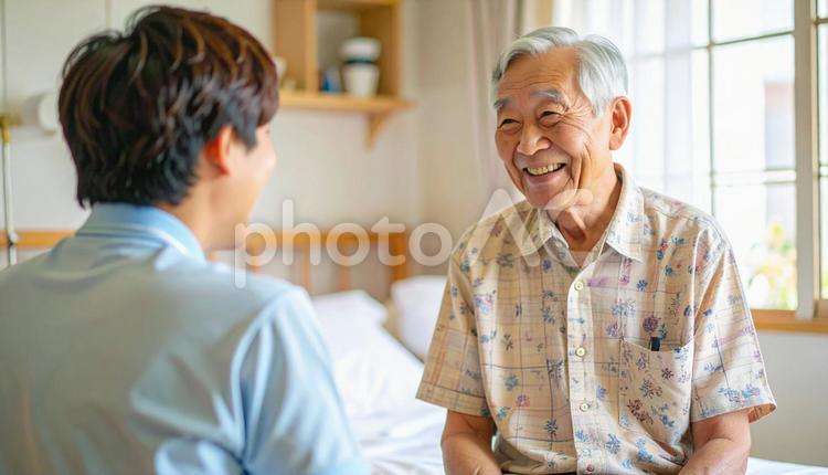 笑顔で話をする男性介護士と高齢男性 男性介護士,訪問介護,在宅介護の写真素材