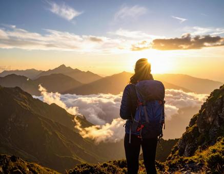 山頂で景色を眺める女性の後ろ姿 山頂で景色を眺める女性の後ろ姿の写真