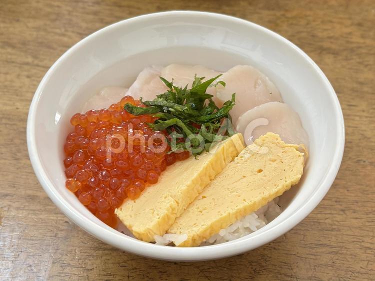 イクラとホタテの海鮮丼 いくら,イクラ,いくら丼の写真素材