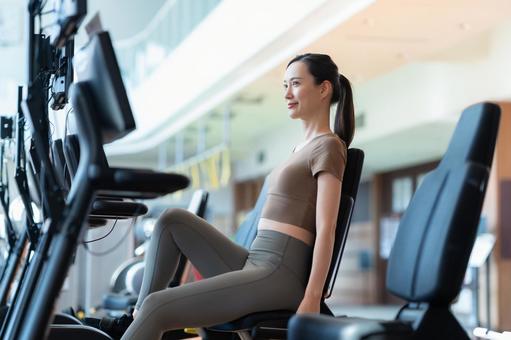 スポーツジムでトレーニングをする若い女性 スポーツジム,フィットネス,ダイエットの写真素材