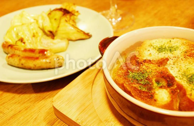 オニオンスープと焼きキャベツの夕食 スープ,冬,グラタンの写真素材
