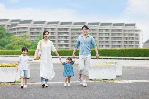 手を繋いで屋外を散歩する親子 手を繋いで屋外を散歩する親子 人物,家族,女性の写真素材