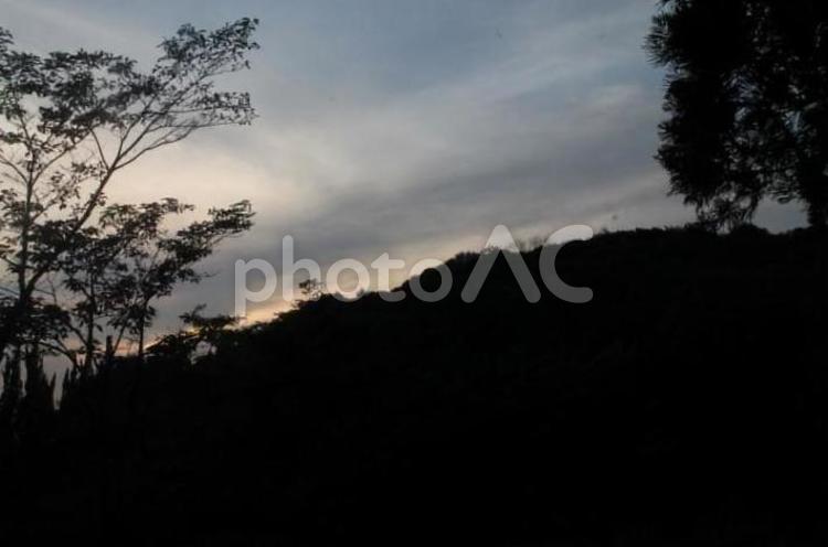 夕暮れの山 山,夕暮れ,森の写真素材