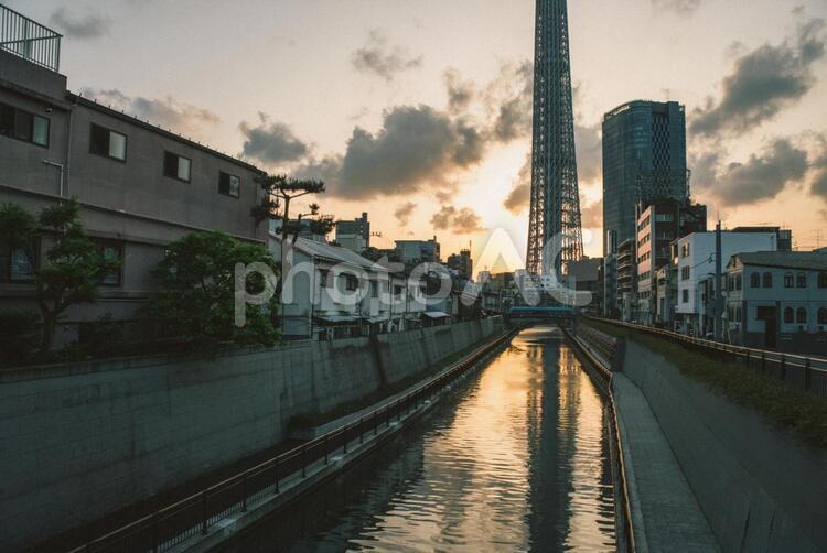 スカイツリーのある街並み スカイツリー,マジックアワー,北十間橋の写真素材