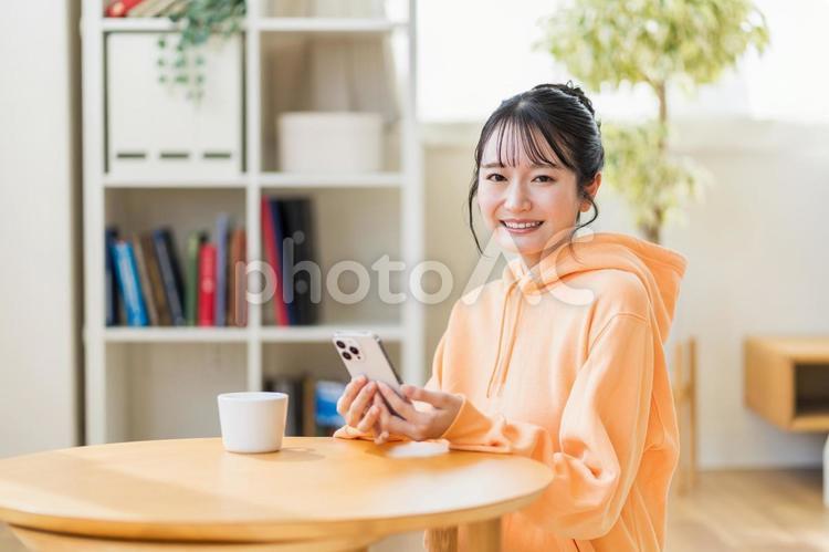 スマートフォンを操作する若い女性。 スマホ,スマートフォン,女性の写真素材