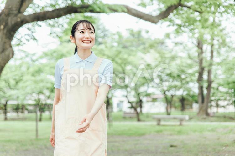 医療・介護・福祉系の女性スタッフ（歩く） 介護士,ホームヘルパー,看護師の写真素材