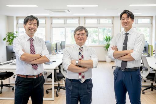 腕組みするビジネスマン 腕組みするビジネスマン オフィス,ビジネスマン,会社員の写真素材