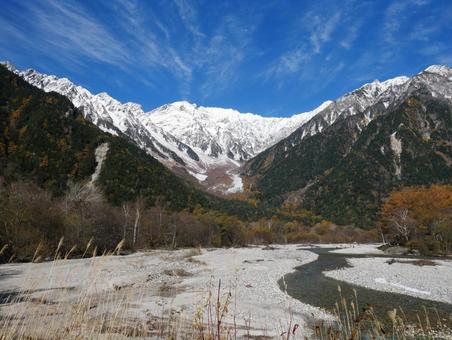 雪山と紅葉と川 上高地,雪山,ハイキングの写真素材
