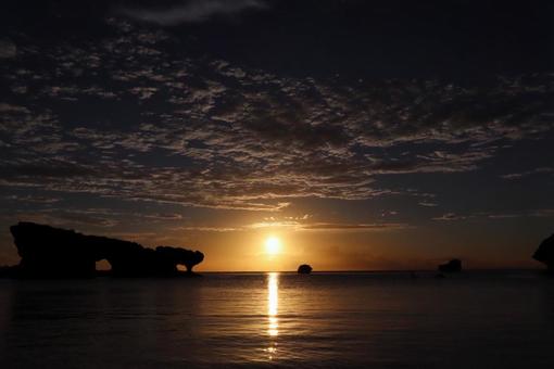海に沈む夕日 海に沈む夕日の写真