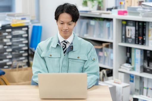 オフィスで仕事をする若いエンジニア オフィスで仕事をする若いエンジニア エンジニア,設計士,ビジネスの写真素材