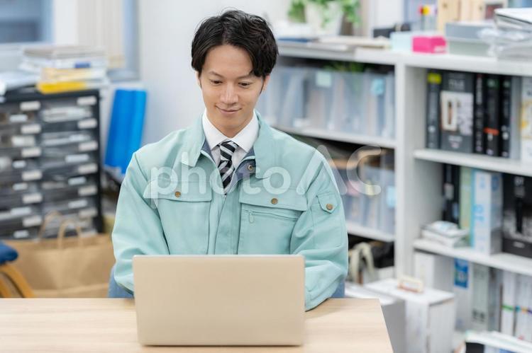 オフィスで仕事をする若いエンジニア エンジニア,設計士,ビジネスの写真素材