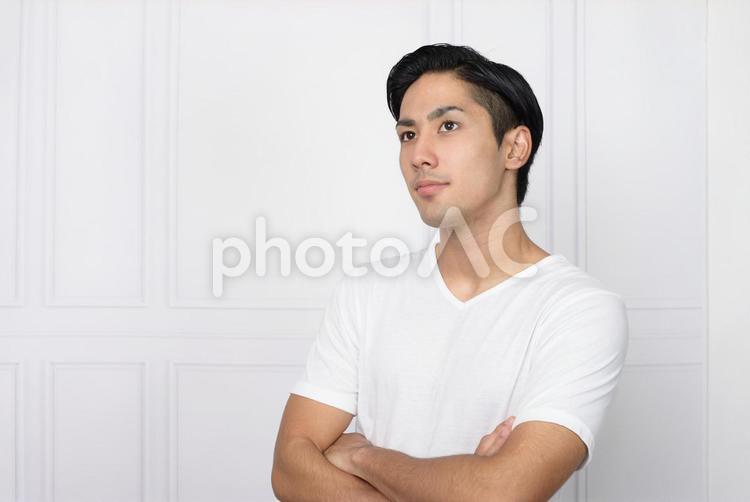 腕組みをする若い男性 男性,健康,笑顔の写真素材