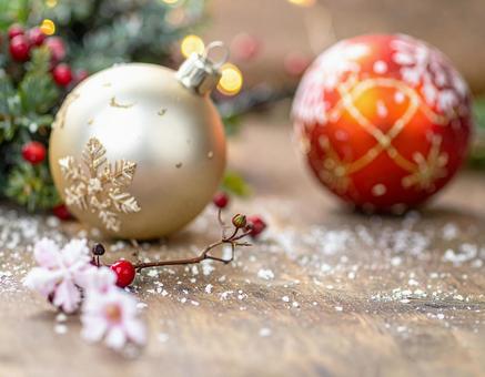 赤とゴールドのクリスマスオーナメント背景の写真