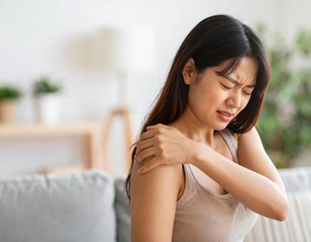 肩こりに悩む女性の写真