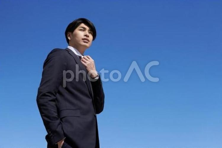青空背景の日本人男性ビジネスマン ビジネスマン,男性,空の写真素材