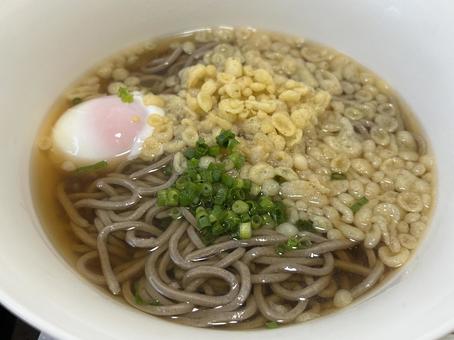 月見そば 月見そば,温泉卵,根の写真素材