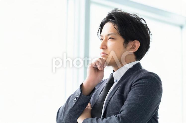 真剣な表情で考える男性ビジネスマン 男性,ビジネス,人物の写真素材