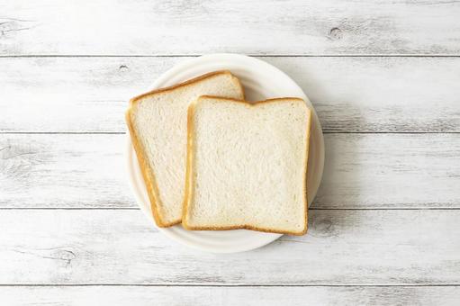 白皿に乗せた食パン2枚 白板 白皿に乗せた食パン2枚 白板の写真
