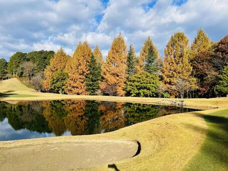 池のある秋のゴルフ場風景 那須霞ヶ城ゴルフクラブ,ゴルフ,ゴルフ場の写真素材