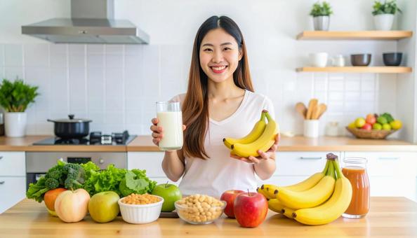 腸活のための食事を見せる女性 腸活のための食事を見せる女性の写真