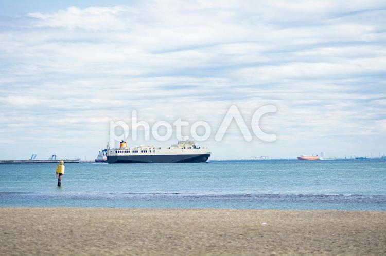 水平線と貨物船 砂浜,海,ビーチの写真素材