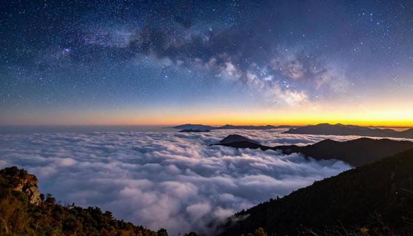 星空と朝焼けの雲海風景 星空と朝焼けの雲海風景の写真