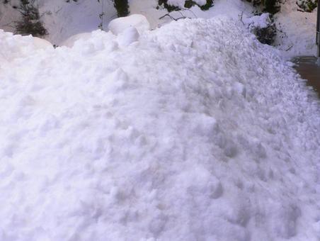 大雪で屋根から落ちた雪1 屋根,かまくら,落雪の写真素材