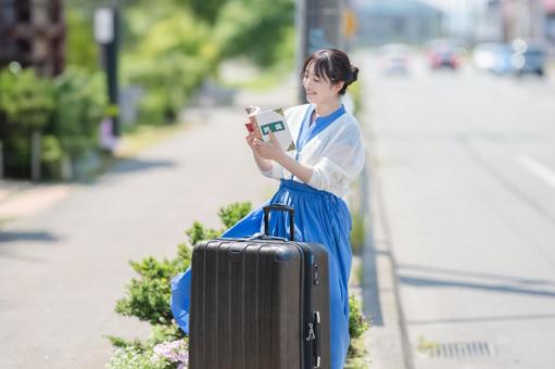 笑顔でガイドブックを見る女性 笑顔でガイドブックを見る女性 女性,旅行,パスポートの写真素材