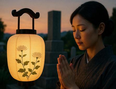 お彼岸・お盆 先祖に手を合わせる女性 お彼岸・お盆 先祖に手を合わせる女性の写真