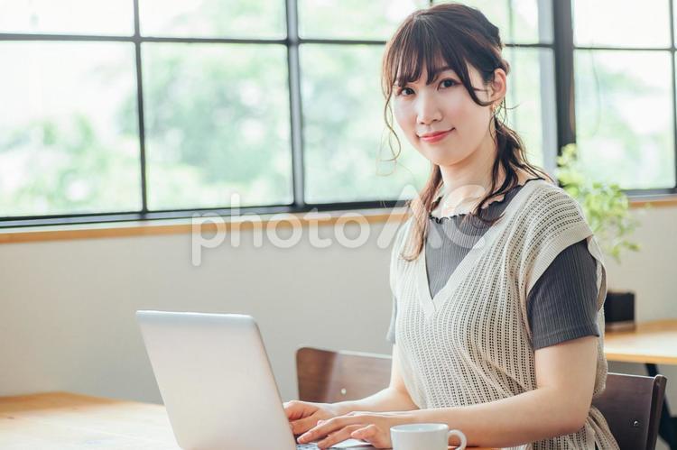 パソコンを使う女性（仕事） パソコン,女性,カフェの写真素材