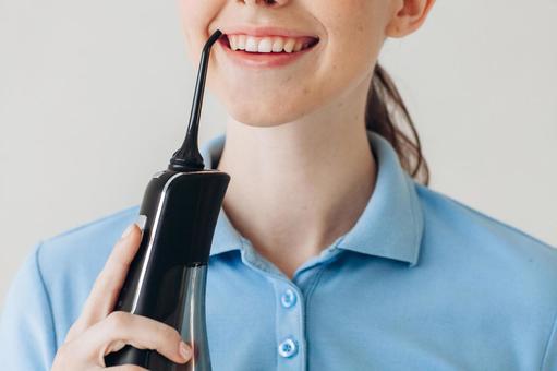 水歯磨きをする女性 水歯磨きをする女性の写真