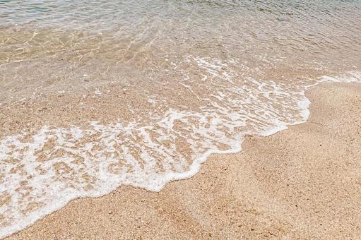 透き通った波打ち際 透き通った波打ち際 波打ち際,海,波の写真素材