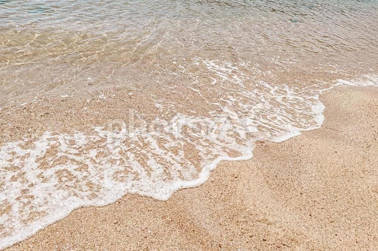 透き通った波打ち際 波打ち際,海,波の写真素材