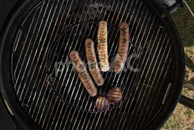 前上から見た玉ねぎとソーセージ バーベキュー,肉,焼き料理の写真素材