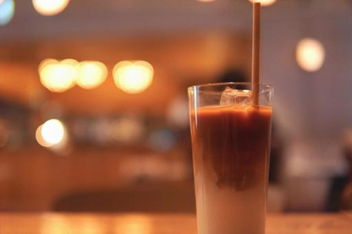 カフェオレと店内の風景の写真