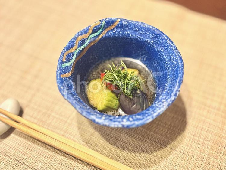 青い小鉢に盛られた茄子の煮浸し 食べ物,食事,料理の写真素材